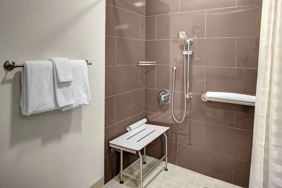 Bathroom | Combined shower/tub, designer toiletries, hair dryer, towels