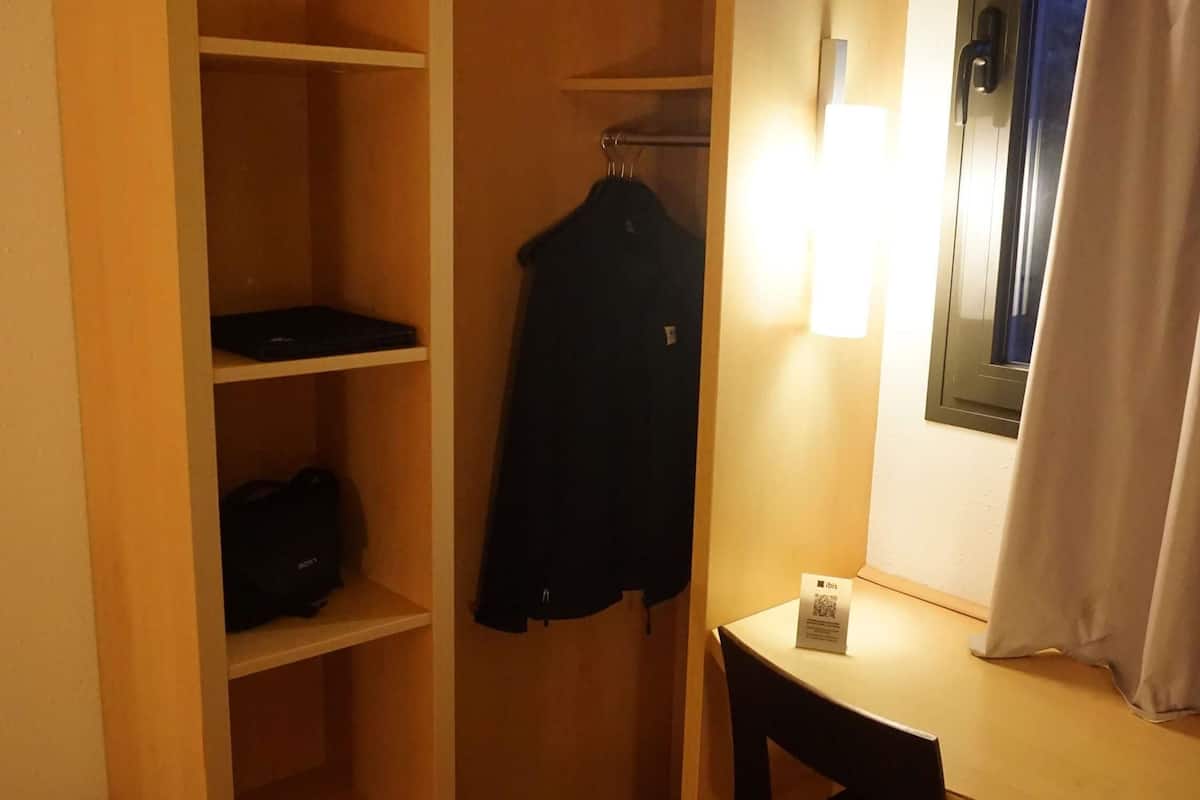 In-room safe, desk, iron/ironing board, cribs/infant beds