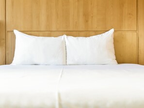 房內夾萬、書桌、熨斗/熨衫板、嬰兒床 (收費)