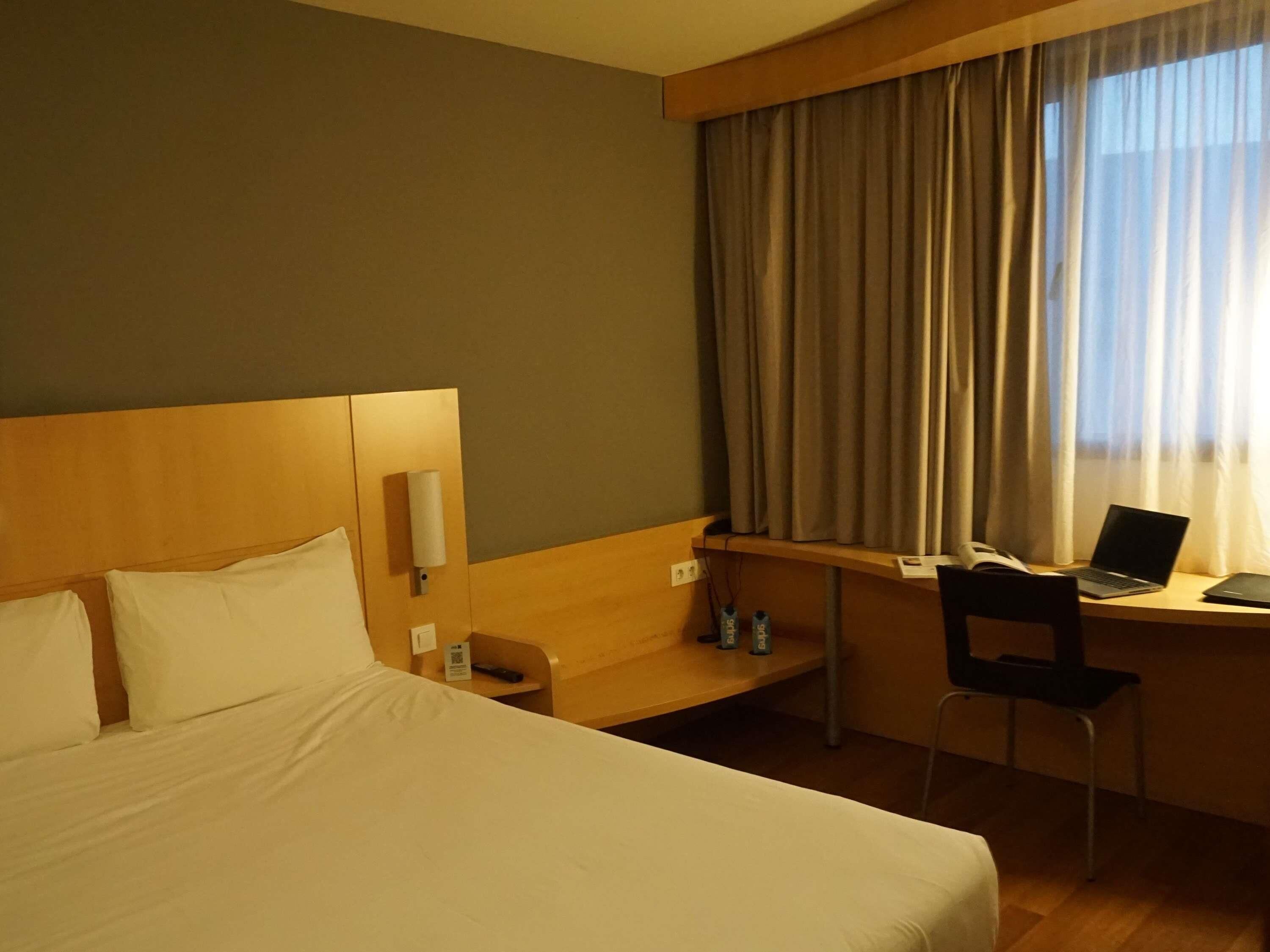 Standard Room, 1 Double Bed | In-room safe, desk, iron/ironing board, cribs/infant beds
