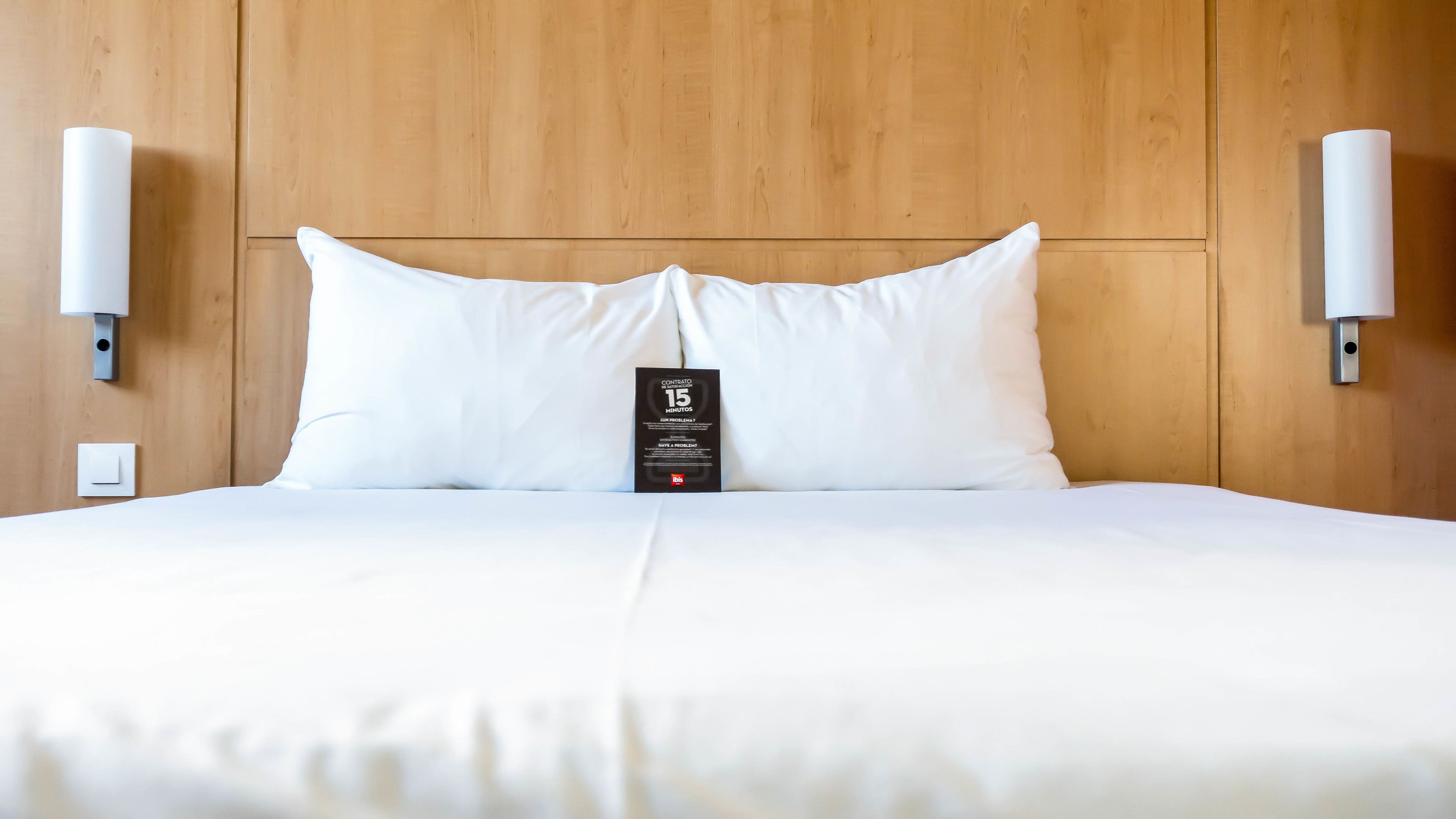 standard room, 1 double bed | in-room safe, desk, iron/ironing board, cots/infant beds