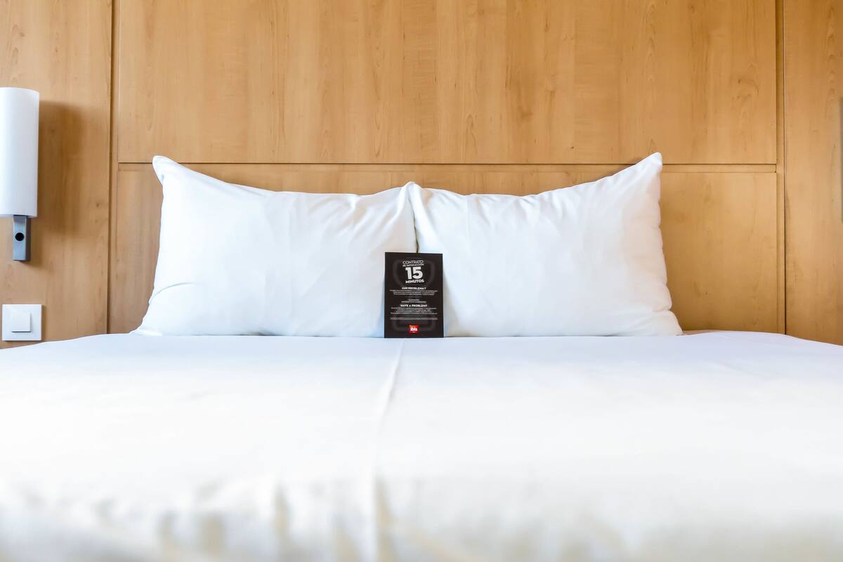 standard room, 1 double bed | in-room safe, desk, iron/ironing board, cots/infant beds