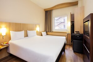 In-room safe, desk, iron/ironing board, cribs/infant beds - ibis Girona Costa Brava (Girona)