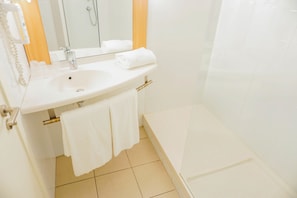 Bathroom shower - ibis Girona Costa Brava (Girona)