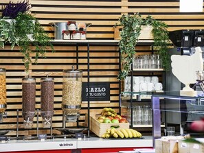 Desayuno buffet (EUR 11.00 por persona) 