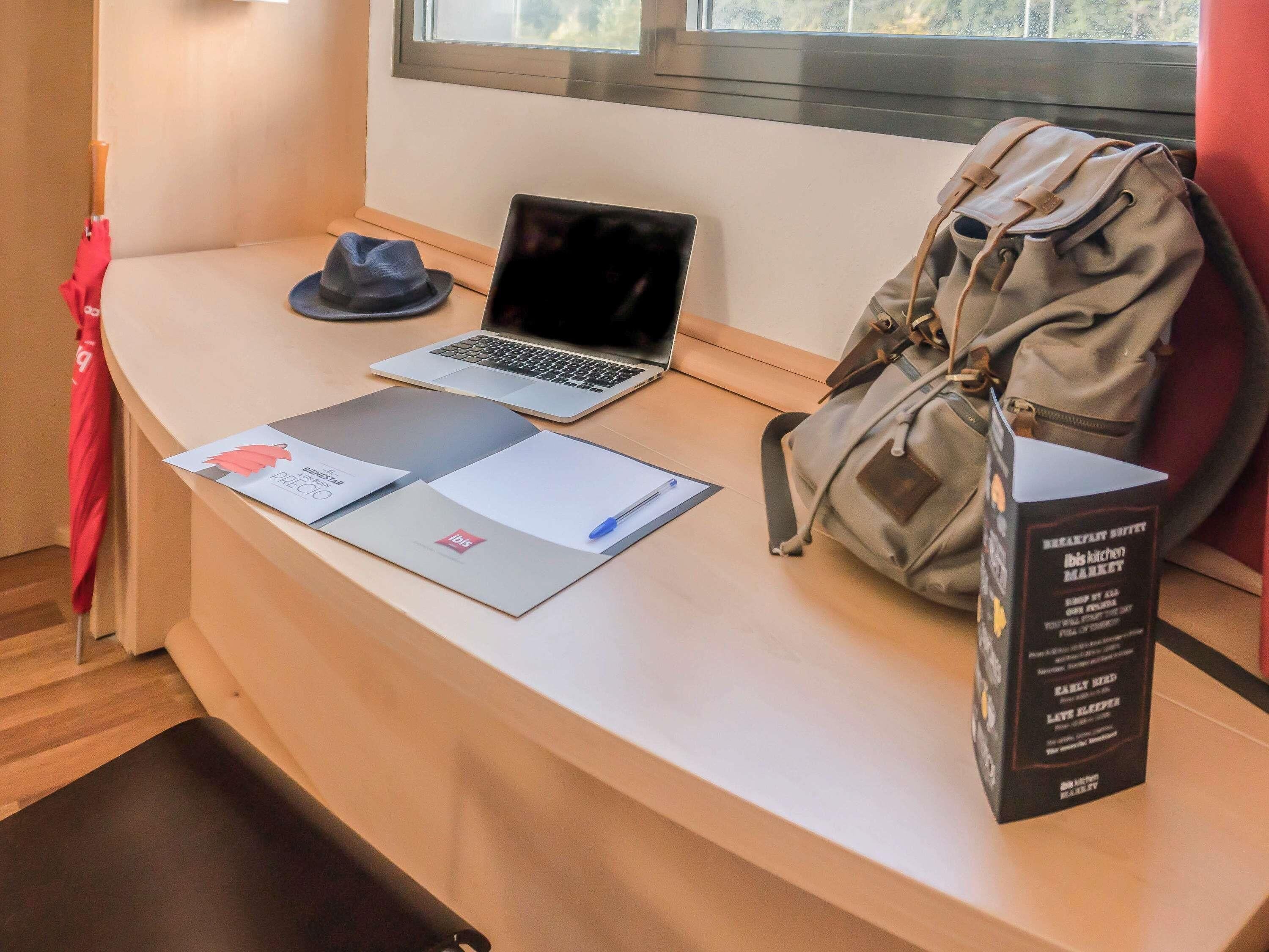 Caja de seguridad en la habitación y escritorio 