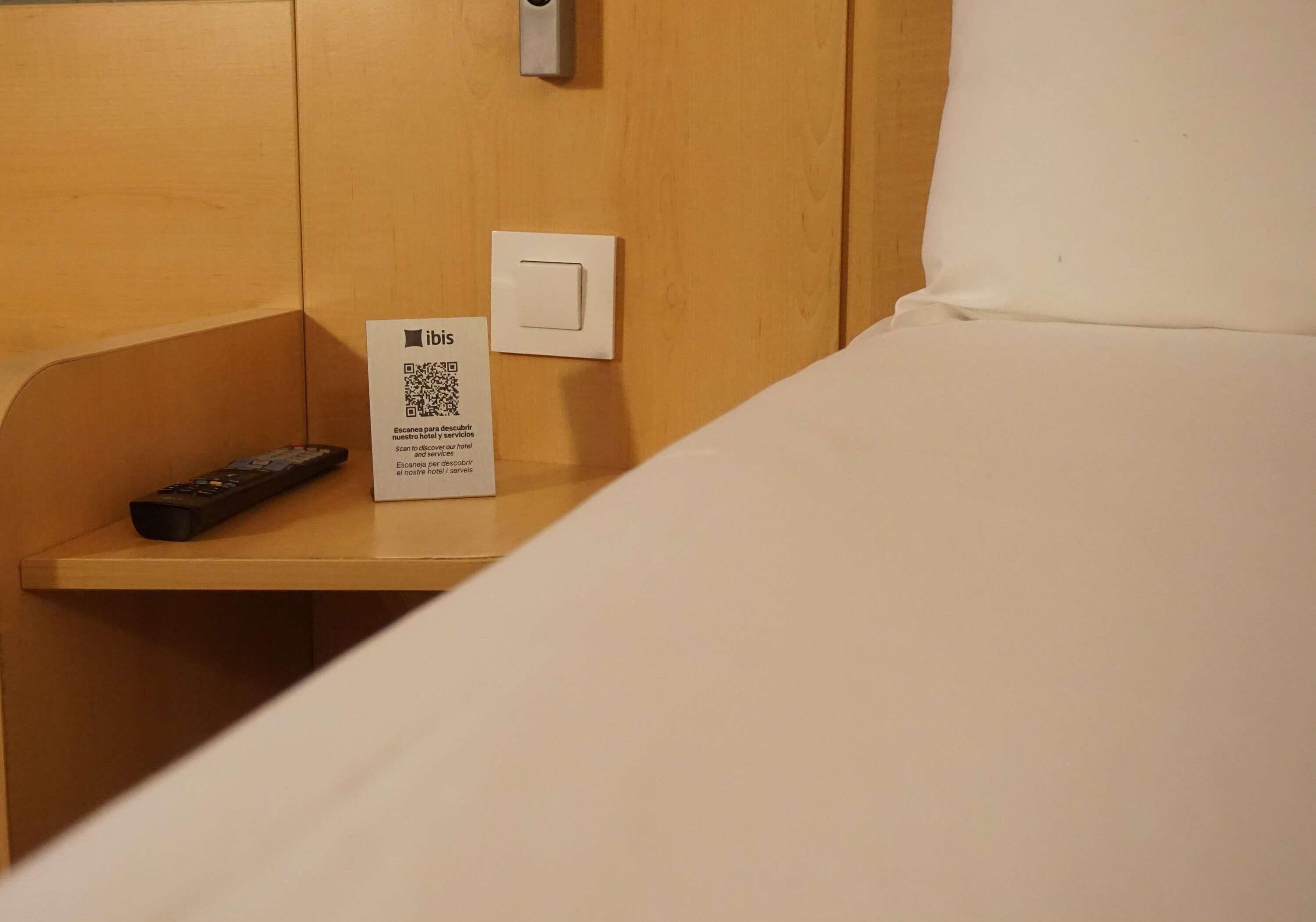 Habitación estándar, 1 cama doble | Caja fuerte, escritorio, tabla de planchar con plancha y cunas (de pago)