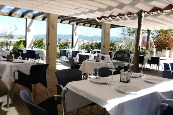 Breakfast, lunch, dinner served; local cuisine