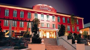 A red hotel with a sign reading "El Tollo Hotel" and a staircase leading to the entrance. - El Tollo Hotel (Utiel)