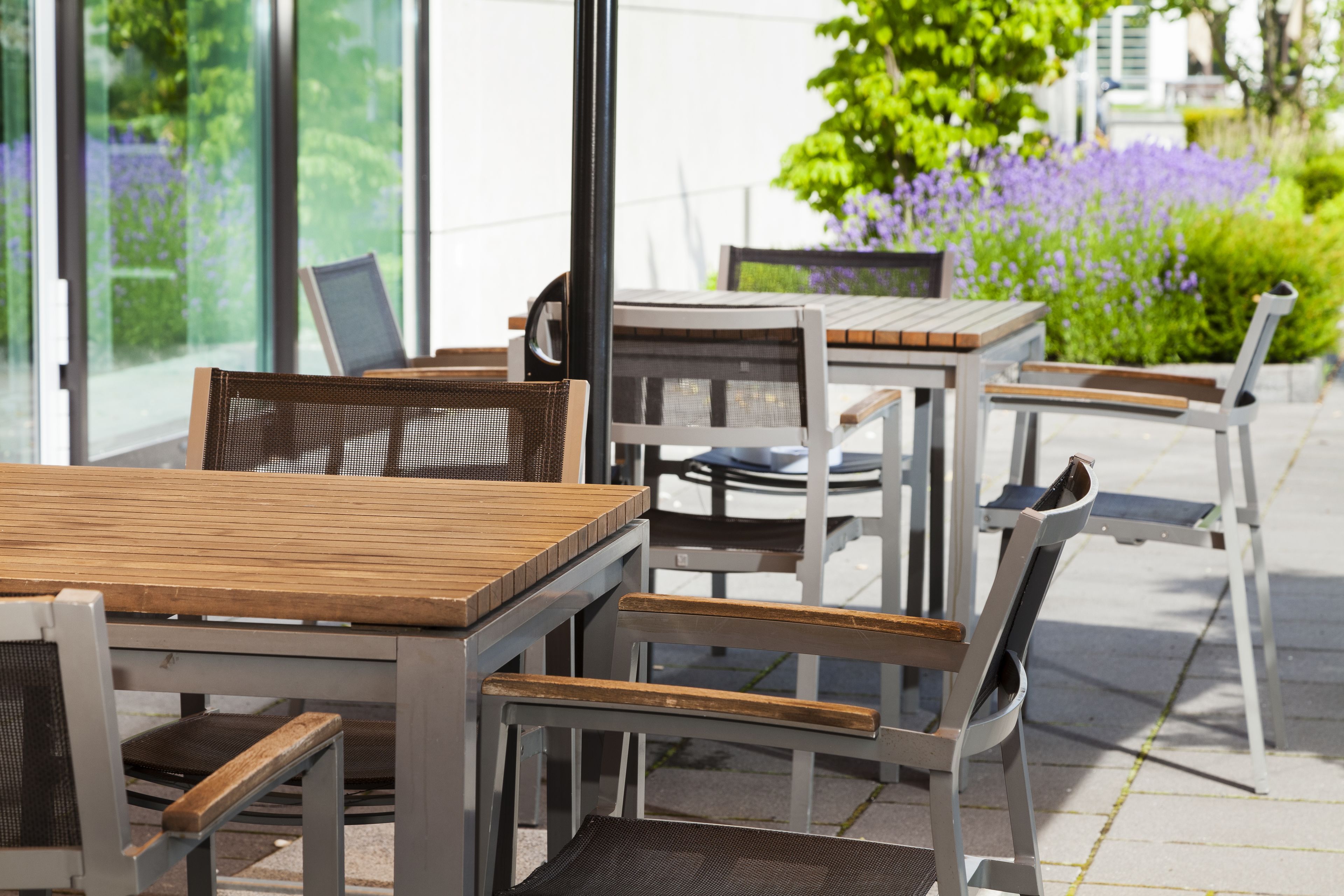 breakfast, lunch, dinner served; international cuisine