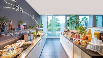 Tägliches Frühstücksbuffet (16 EUR pro Person)