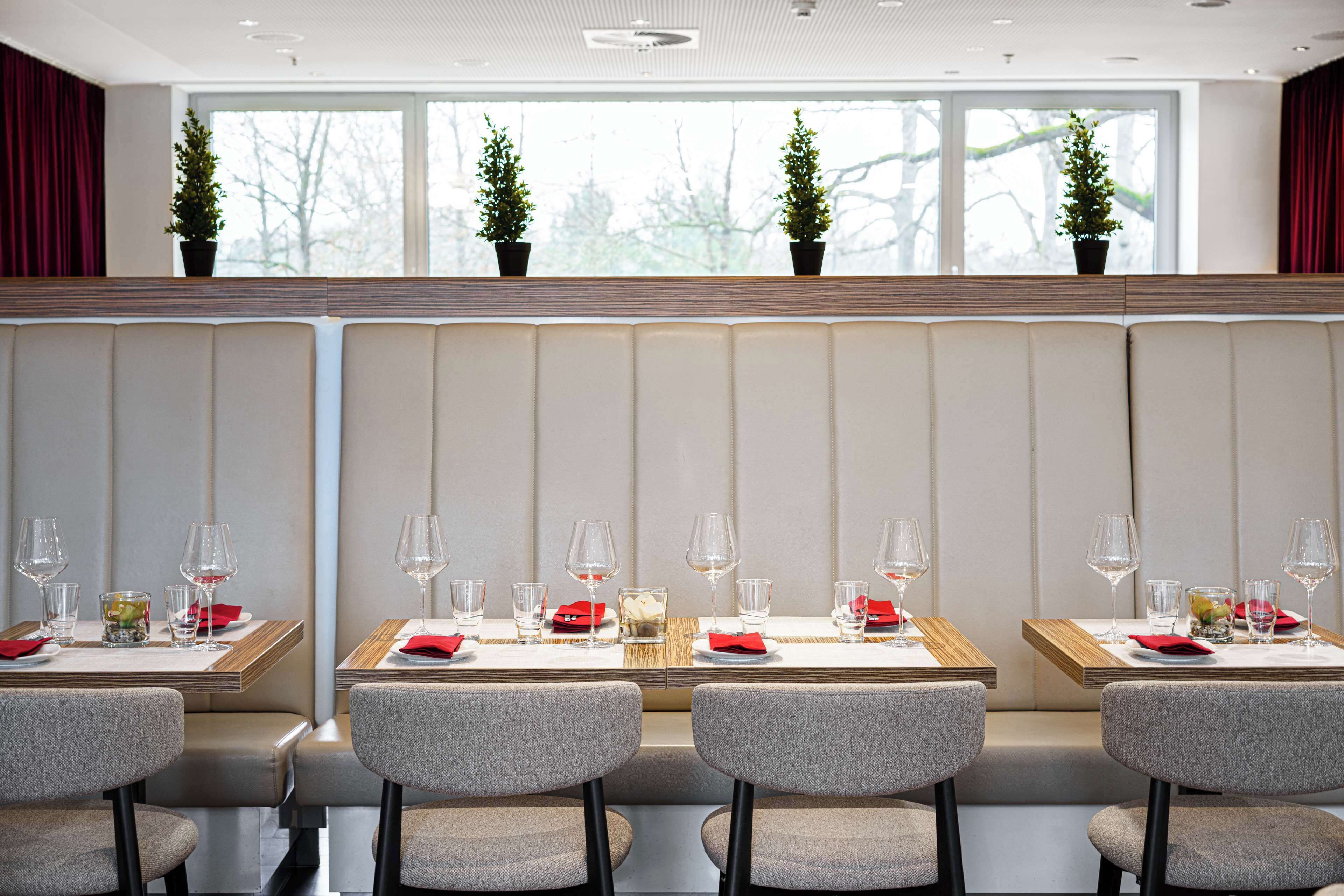 breakfast, lunch, dinner served; international cuisine