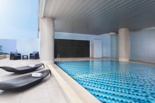 Piscine intérieure, piscine extérieure