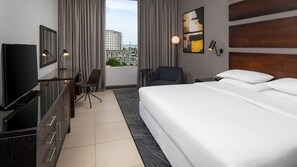 Habitación Deluxe, 1 cama de matrimonio grande, vistas a la ciudad | Baño | Cabezal de ducha tipo lluvia y artículos de higiene personal de diseño
