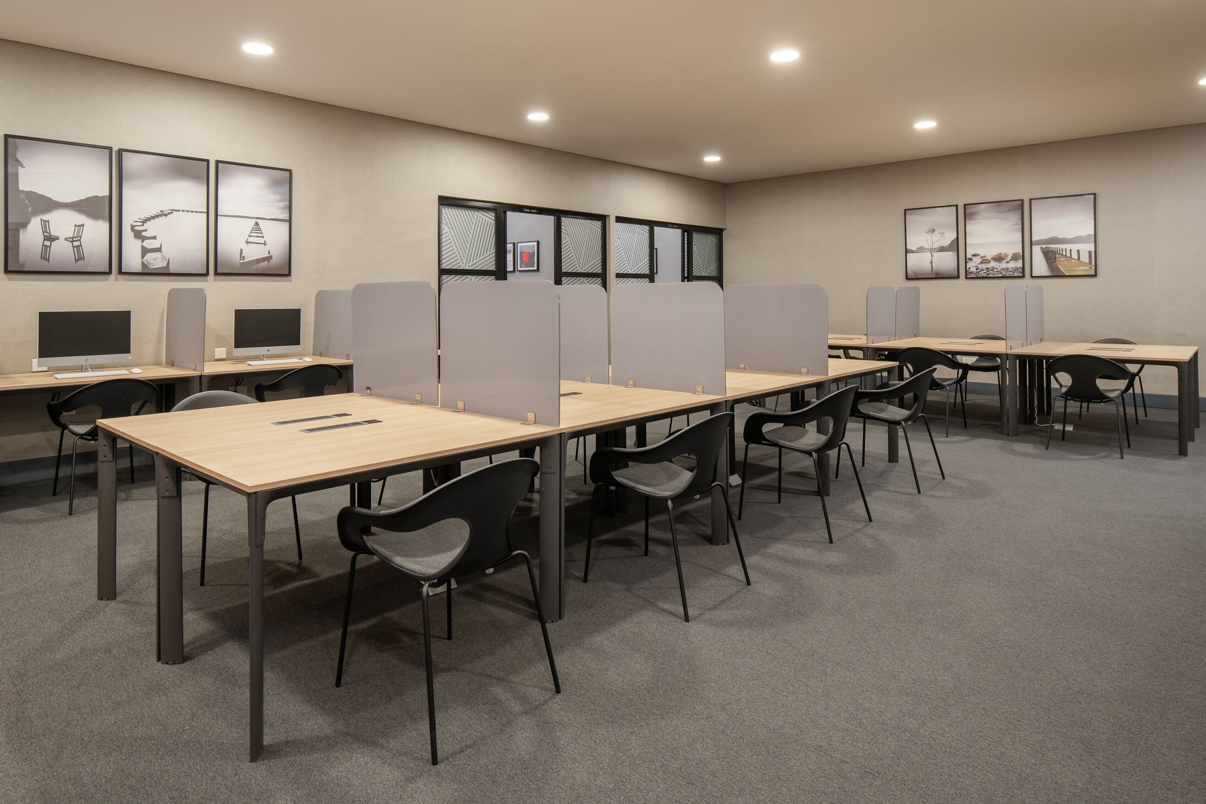Un espacio de oficina moderno con cubículos, escritorios y sillas.