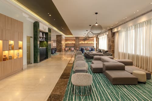 Bar-salon dans le hall