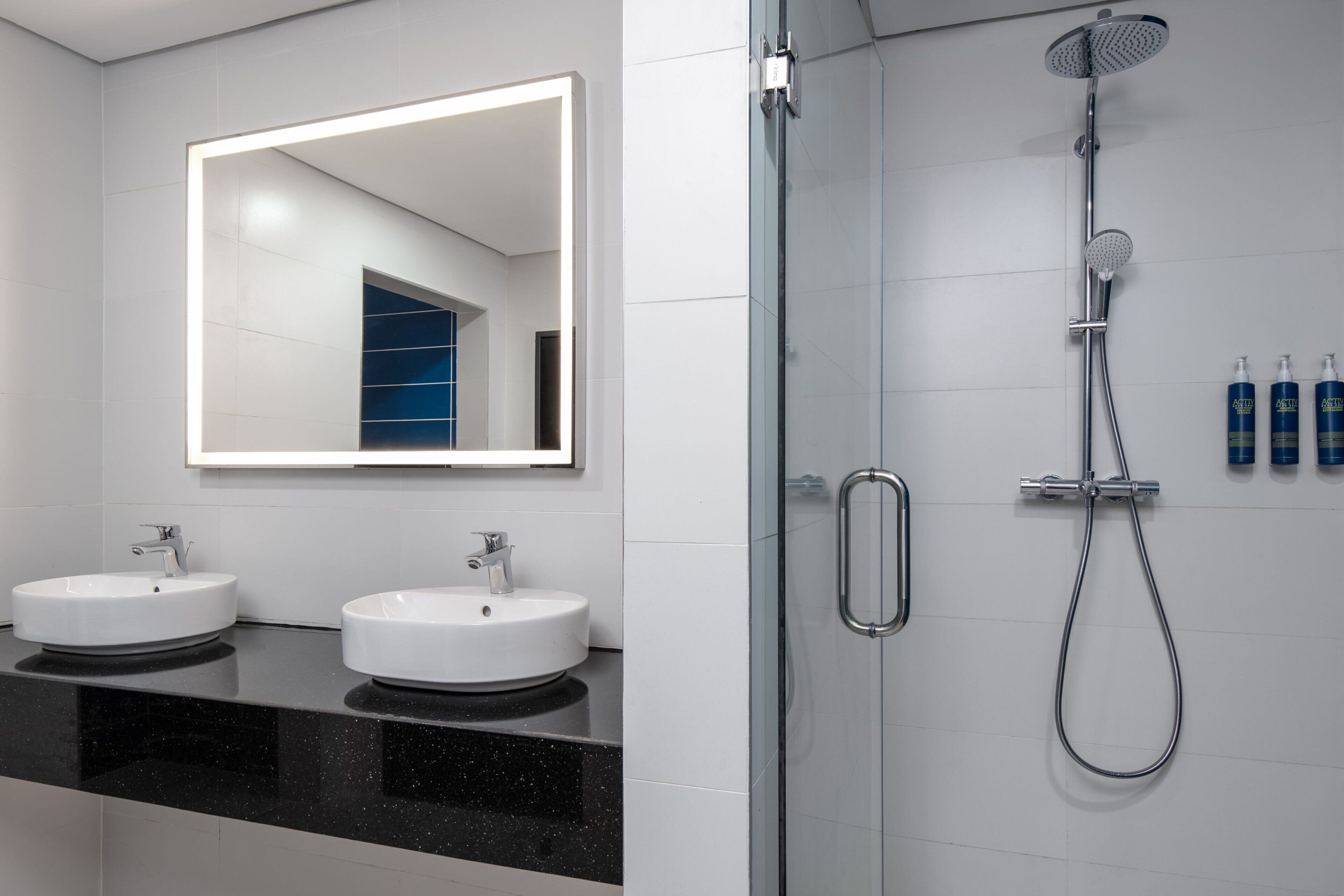 1 室のベッドルーム、高級寝具、羽毛の掛け布団、低反発ベッド