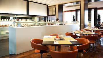 S'hi serveixen esmorzars, dinars i sopars