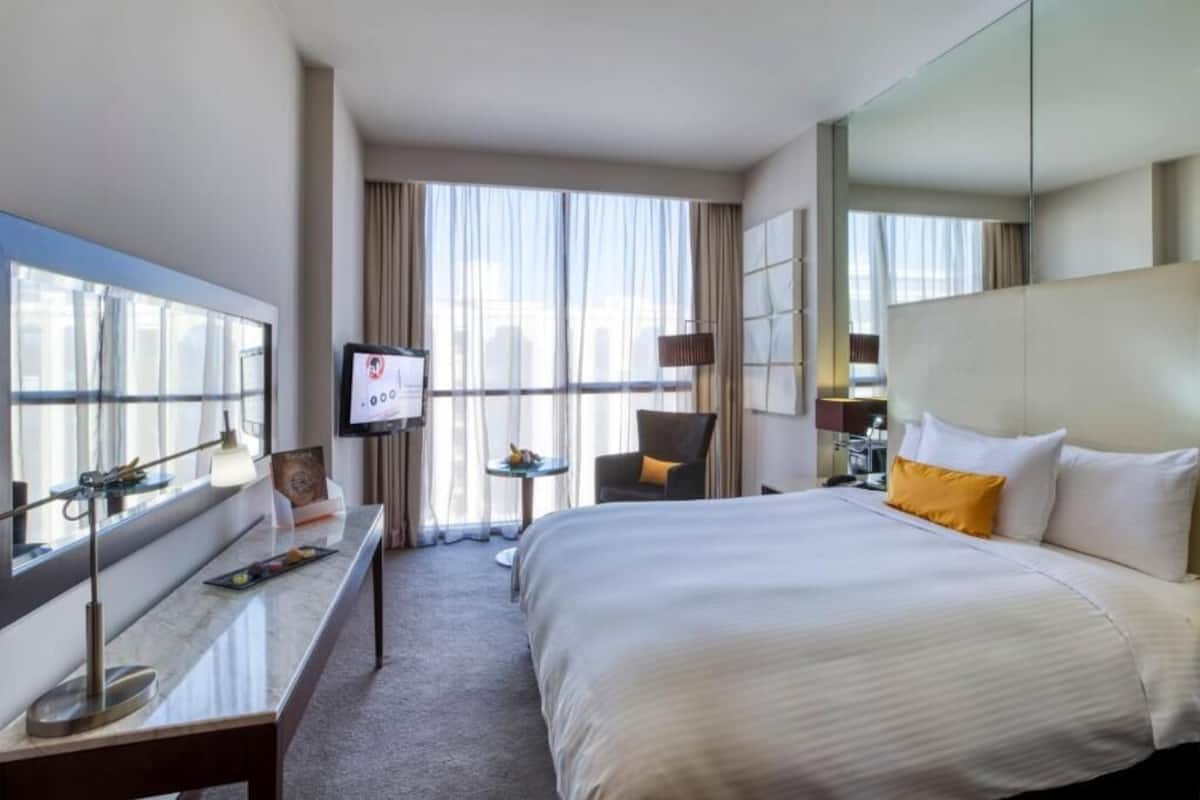 Room, 1 Queen Bed (Centro) | In-room safe, desk, iron/ironing board, free cots/infant beds