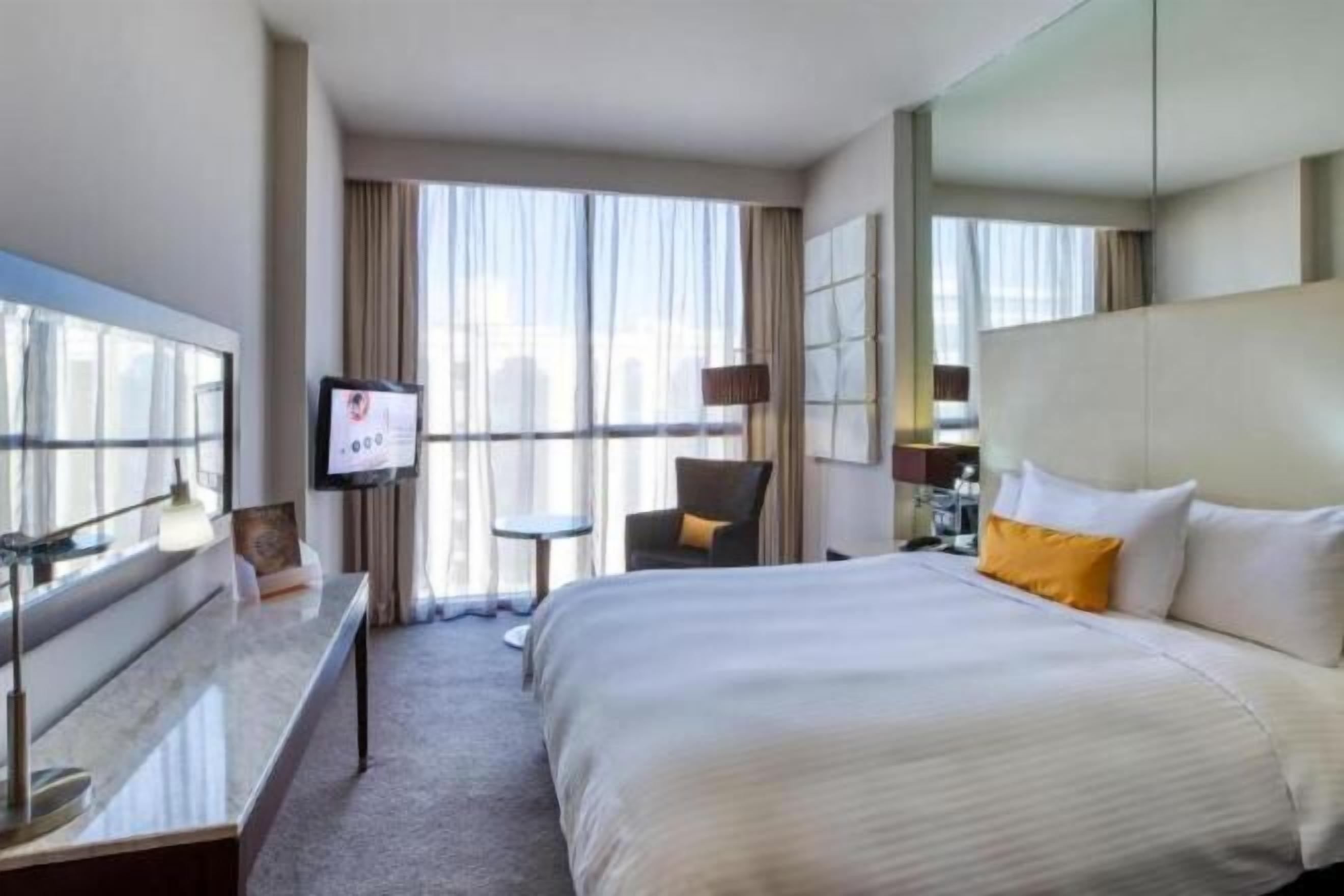 Tallelokero huoneessa, työpöytä, silitysrauta/-lauta