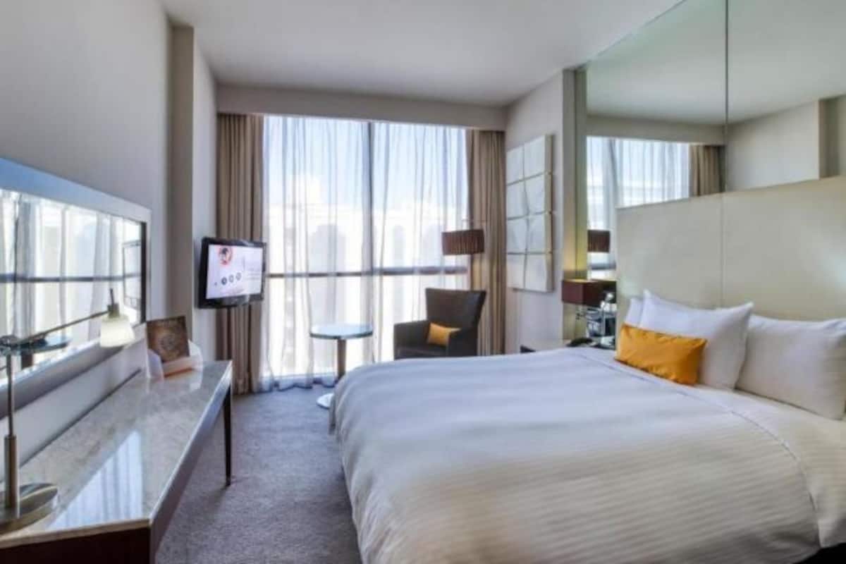 Tallelokero huoneessa, työpöytä, silitysrauta/-lauta