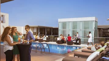 Piscine extérieure, parasols de plage, chaises longues