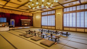 Een traditionele Japanse kamer met tatami matten, lage tafels en een theeceremonie opstelling.