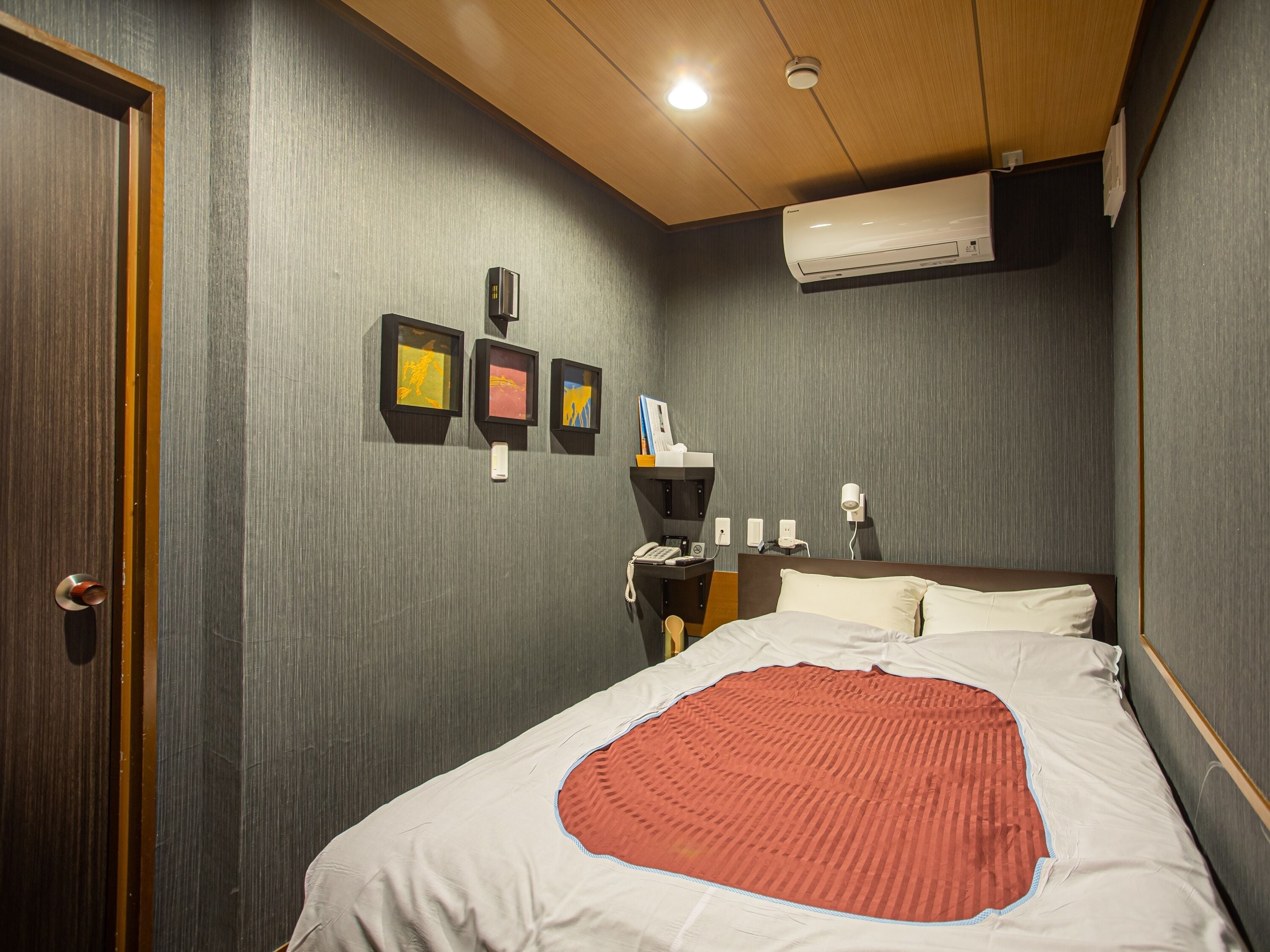 Peti besi dalam bilik, dihias secara berasingan 