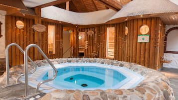 Bastu, bubbelpool, kroppsbehandlingar och massage med varma stenar