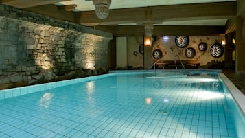 Indoor pool, sun loungers