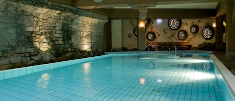 Inomhuspool och solstolar