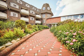 Front of property - Upstalsboom Landhotel Friesland (Varel)