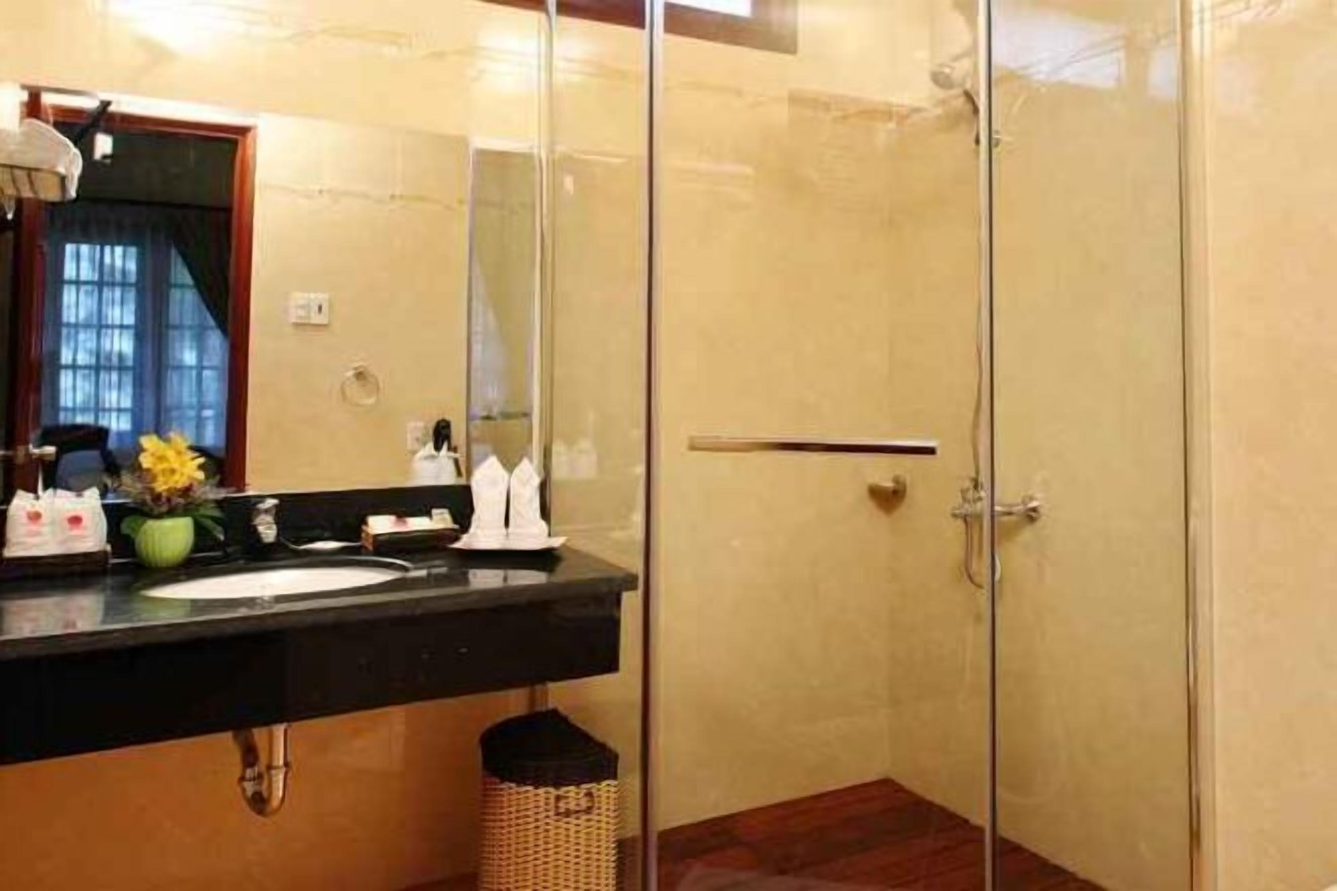 Toalettartikler (inkludert), hårføner, badekåper og tøfler