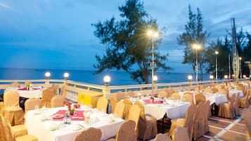 Phục vụ bữa sáng, bữa trưa và bữa tối