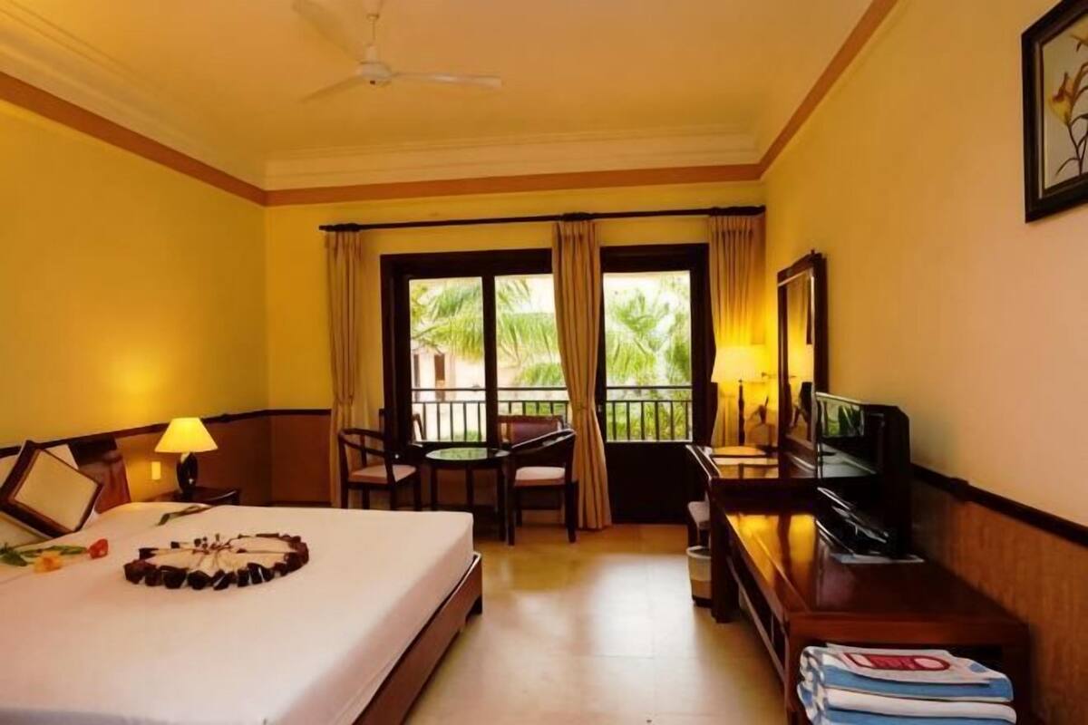 Minibar, in-room safe, blackout drapes, WiFi (free)