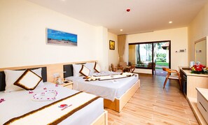 Triple Room | Bar mini, peti besi dalam bilik, langsir/tirai gelap terus 