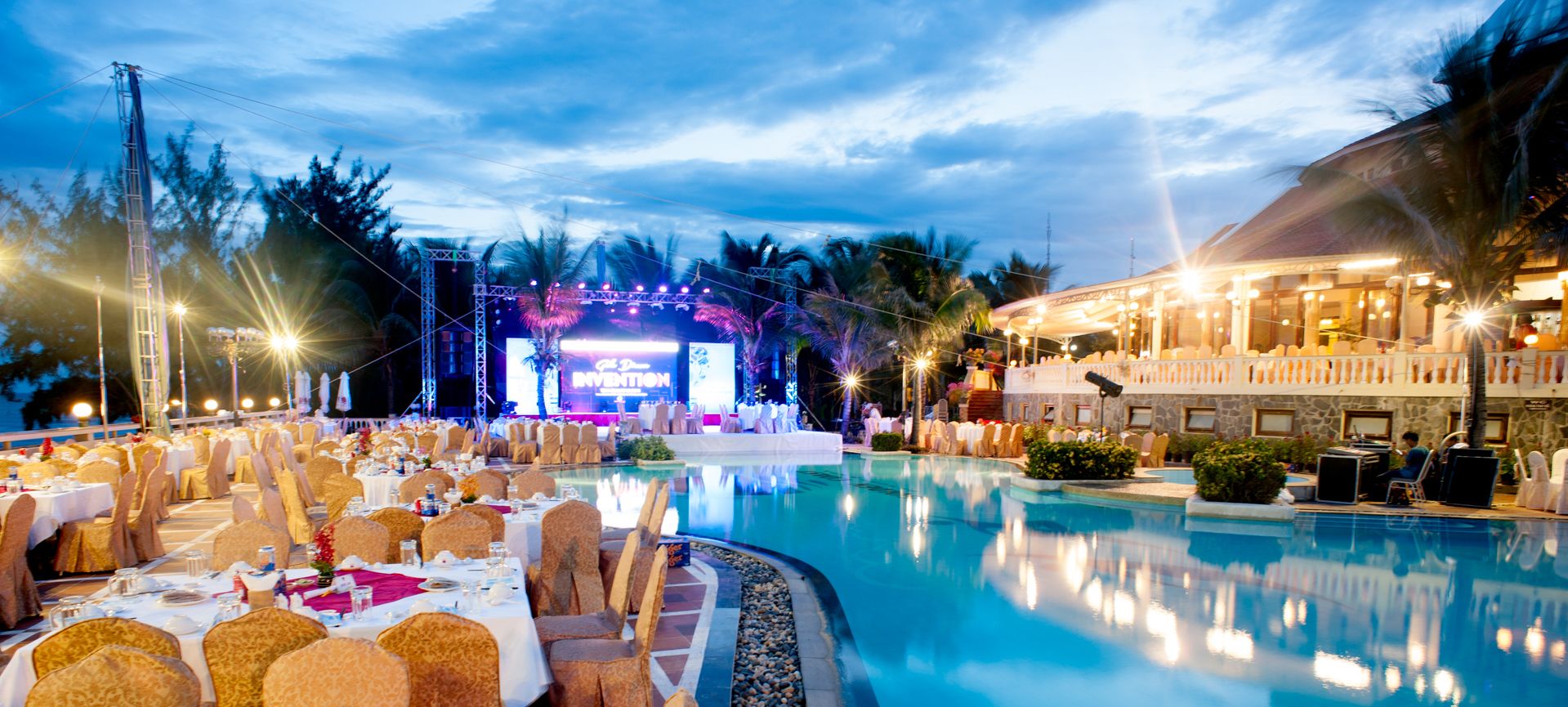 Breakfast, lunch and dinner served