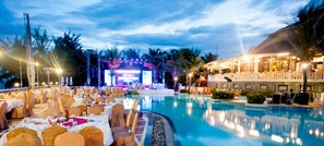 Sarapan, makan tengah hari dan makan malam dihidangkan 