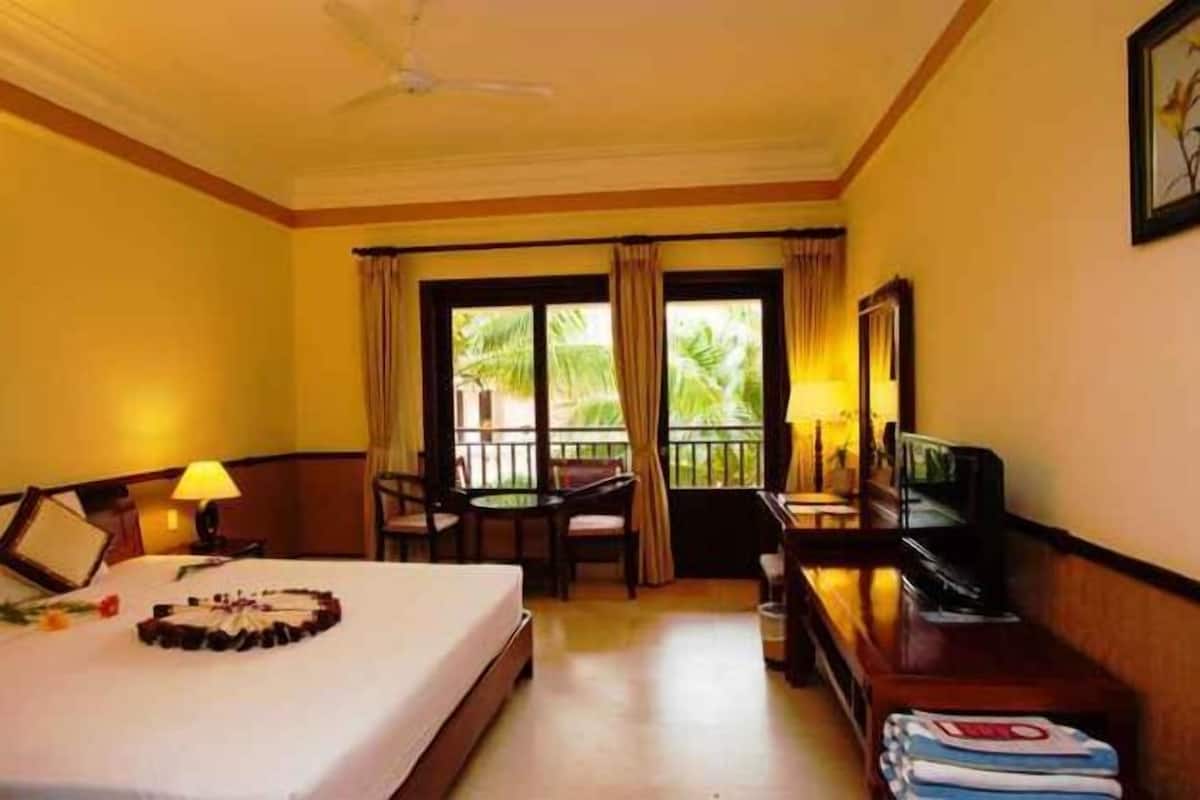 Minibar, in-room safe, blackout drapes, free WiFi
