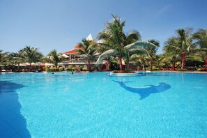2 outdoor pools