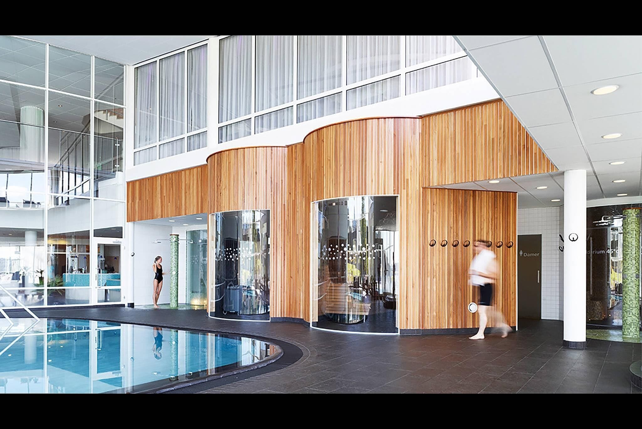 Piscine couverte, 2 piscines extérieures, tentes de plage