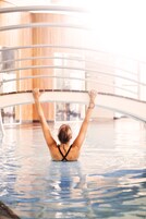 Una piscina techada, 2 piscinas al aire libre