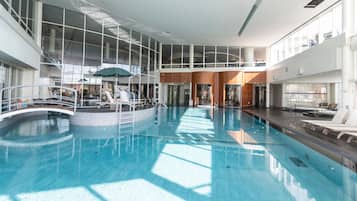 Piscine couverte, 2 piscines extérieures, tentes de plage