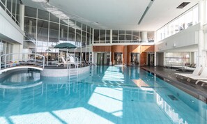 Piscine couverte, 2 piscines extérieures, tentes de plage