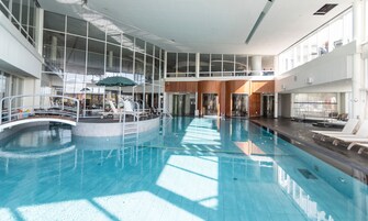 Una piscina techada, 2 piscinas al aire libre