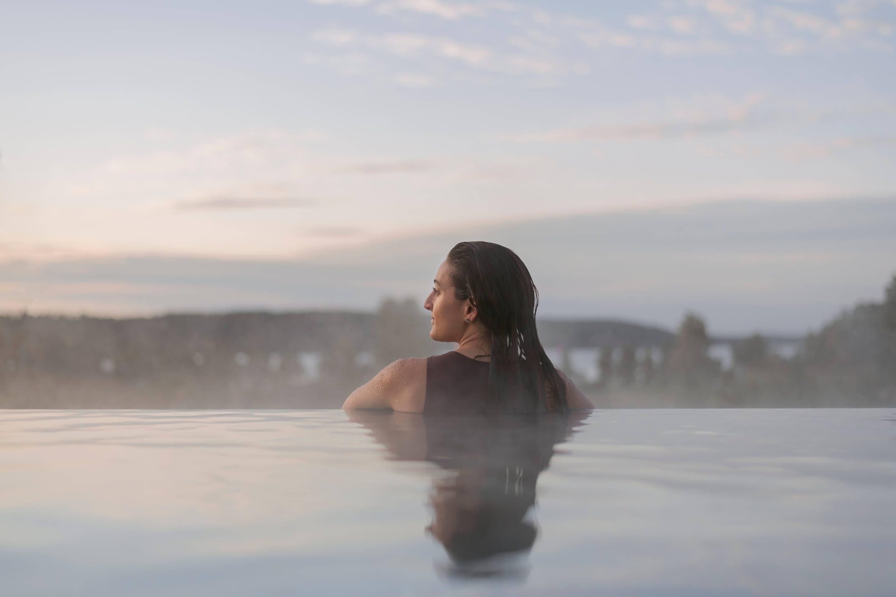 Una piscina cubierta, 2 piscinas al aire libre