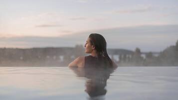 Una piscina cubierta, 2 piscinas al aire libre