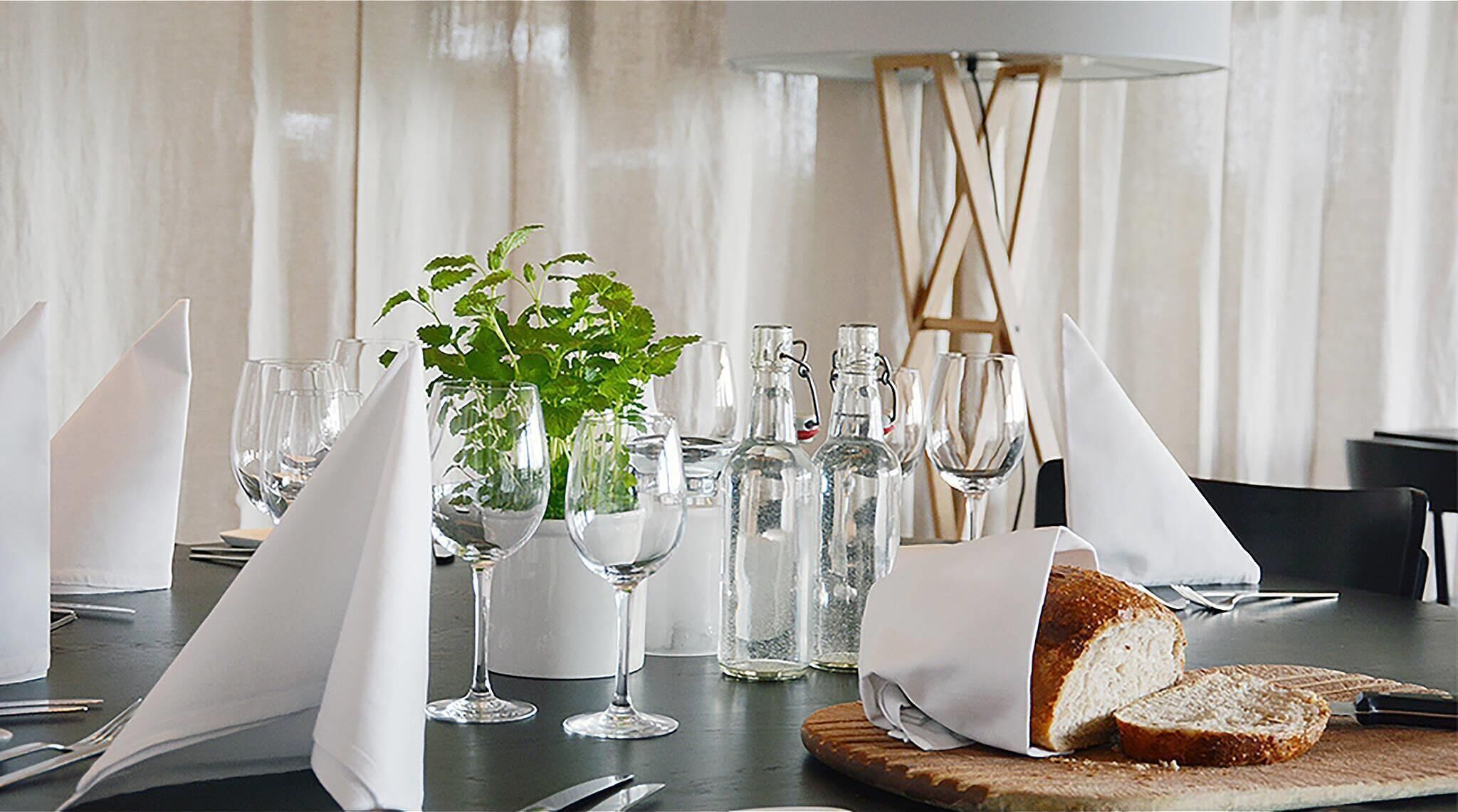 Phục vụ bữa sáng, bữa trưa và bữa tối 