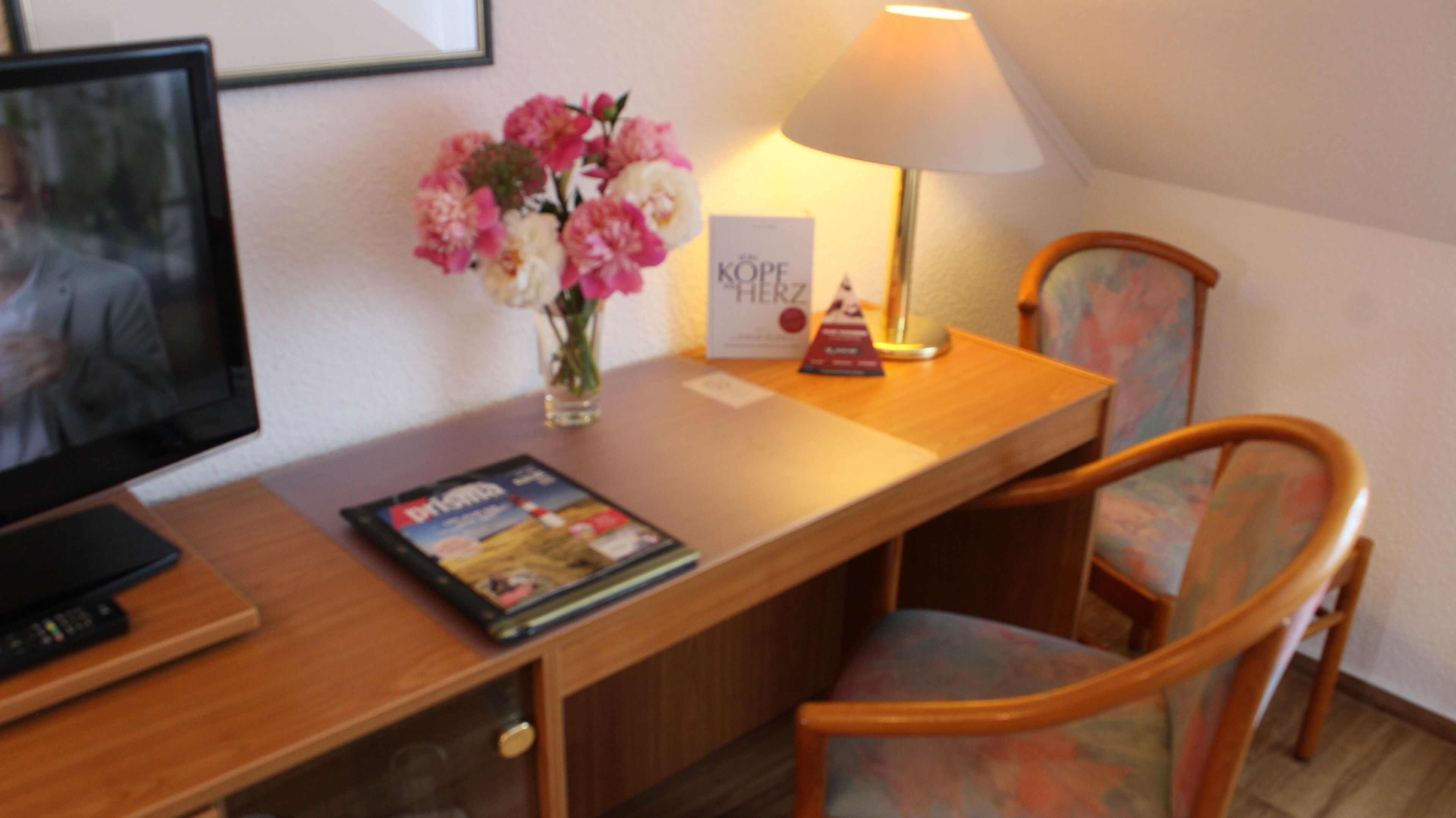 1 bedroom, desk, blackout curtains, soundproofing