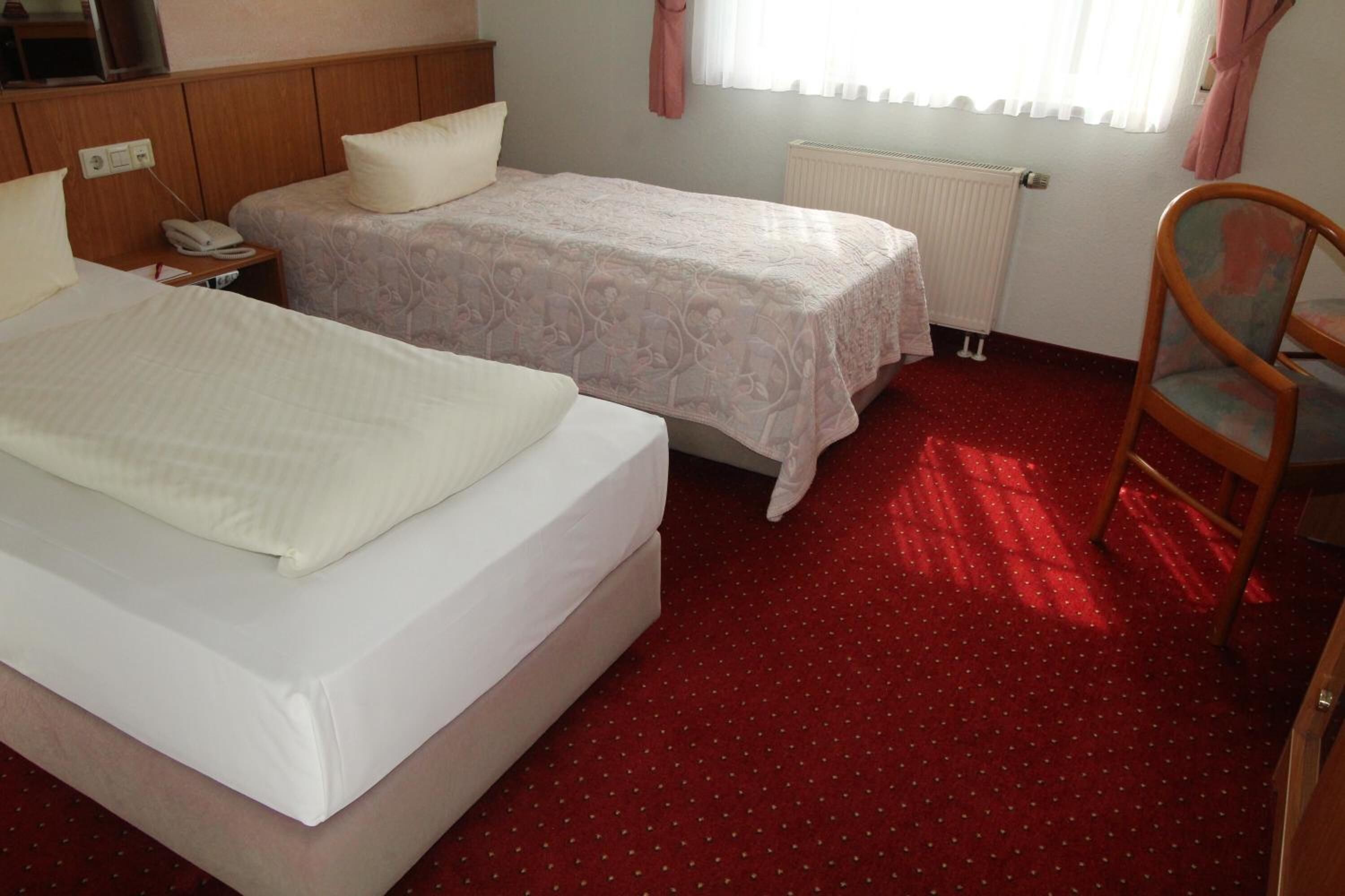 1 bedroom, desk, blackout curtains, soundproofing